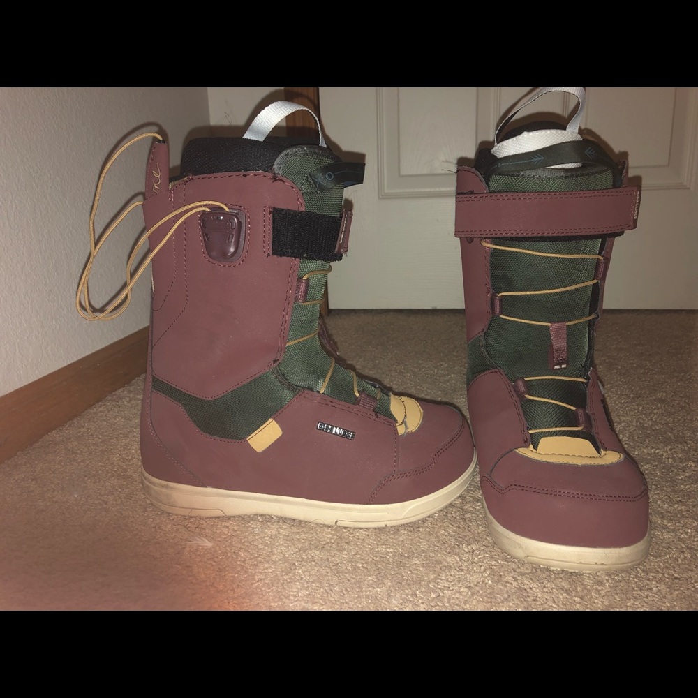 Deeluxe snowboarding boots- women’s size 8